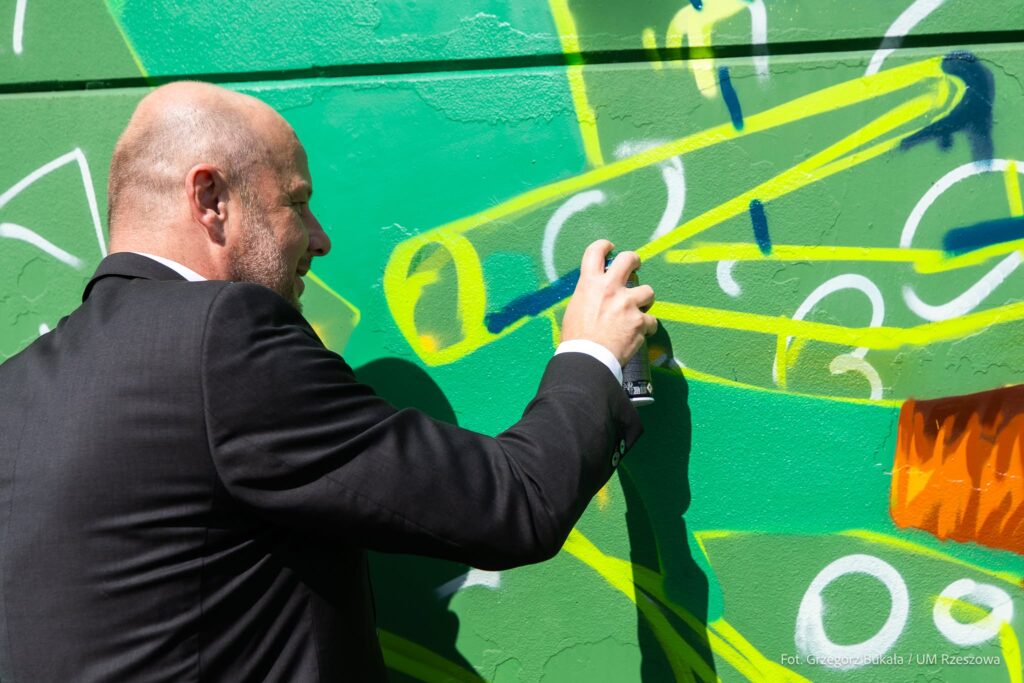 prezydent Rzeszowa ze sprayem 