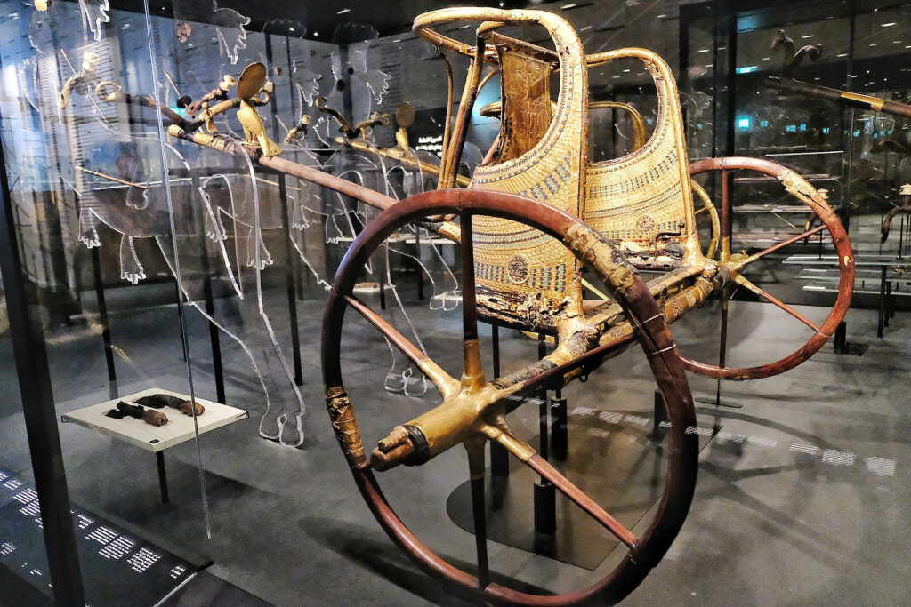 Rydwan Tutenchamona w muzeum egipskim