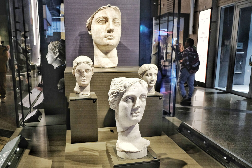 Rzeźby w Wielkim Muzeum Egipskim