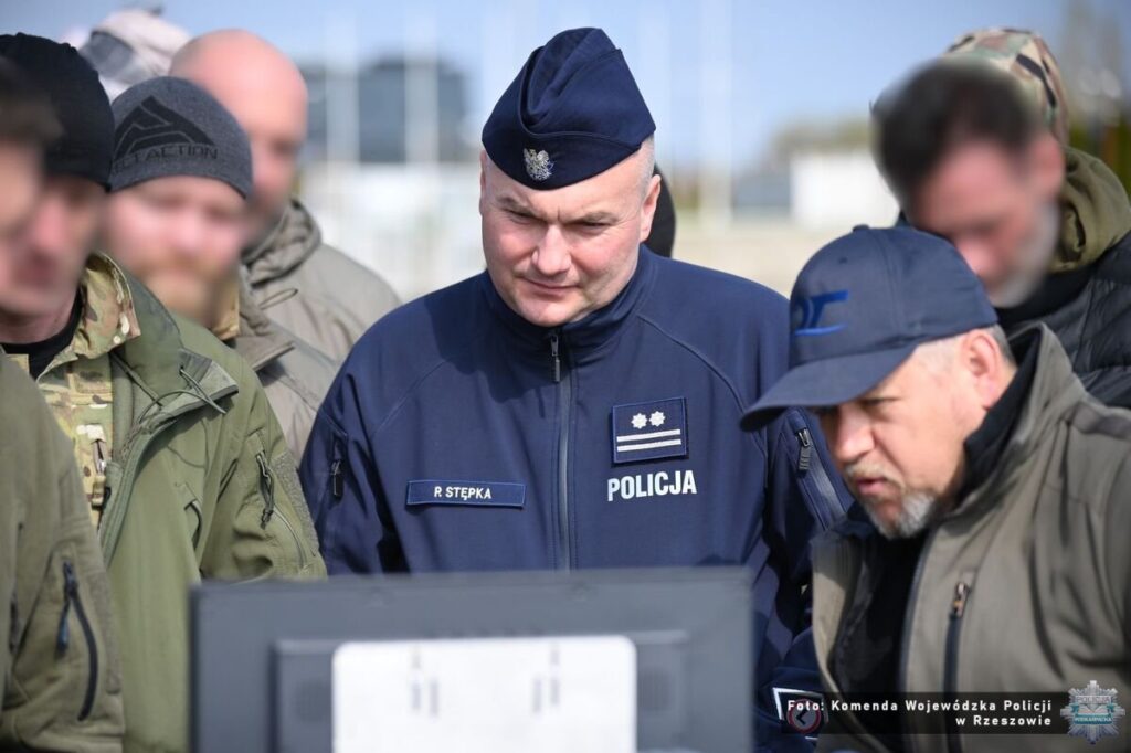 Mł. insp. Piotr Stępka podczas szkolenia kontrterrorystów