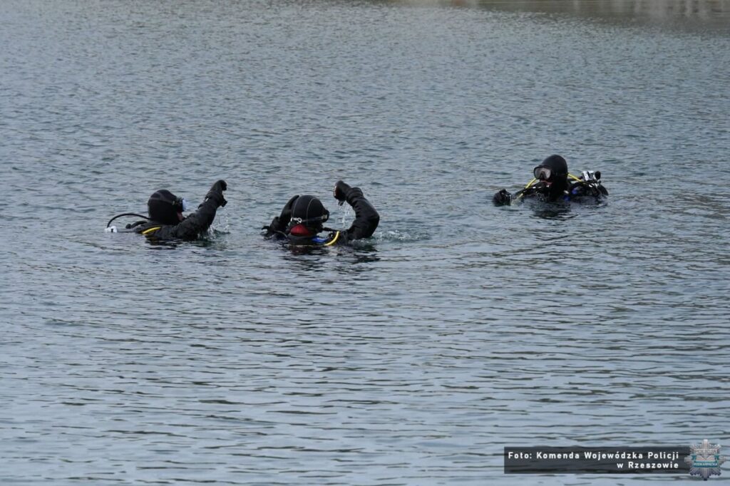 Policyjni płetwonurkowie