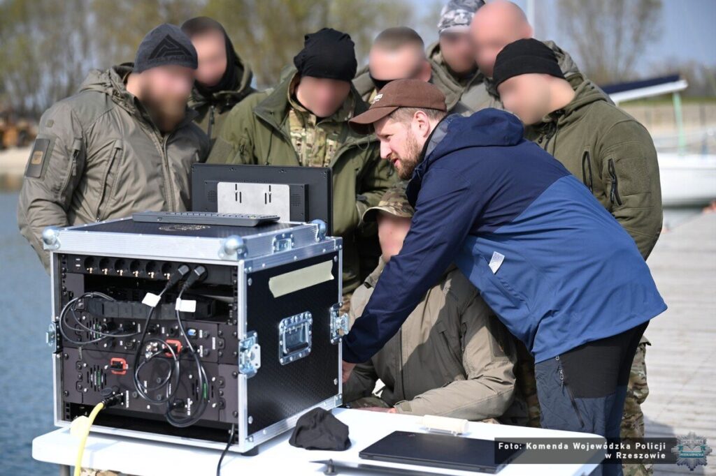 Kontrterroryści - szkolenie z podwodnym dornem