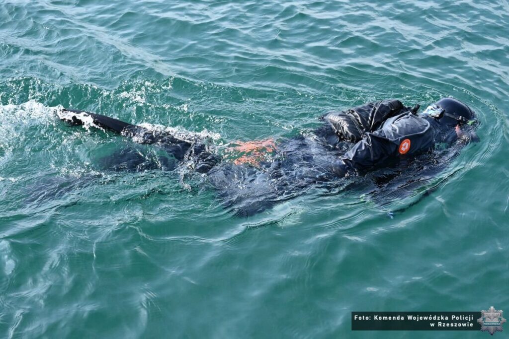 Policyjny płetwonurek