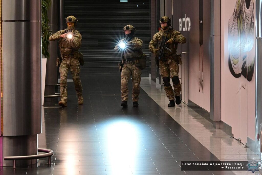 Ćwiczenia kontrterrorystów w Millenium Hall