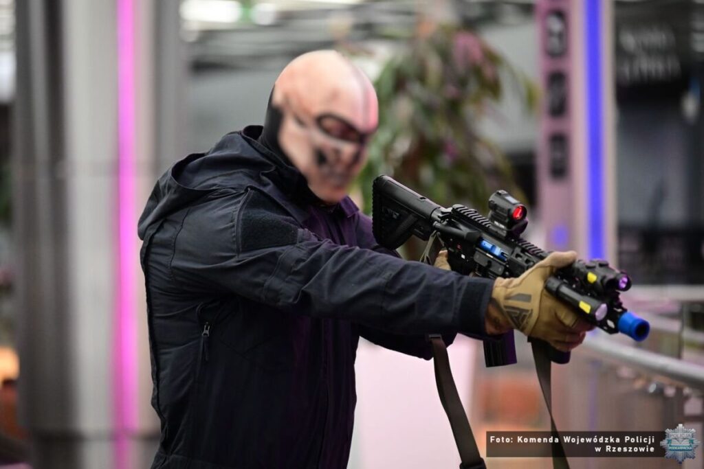 Ćwiczenia kontrterrorystów w Millenium Hall