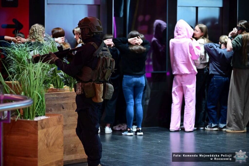 Ćwiczenia kontrterrorystów w Millenium Hall