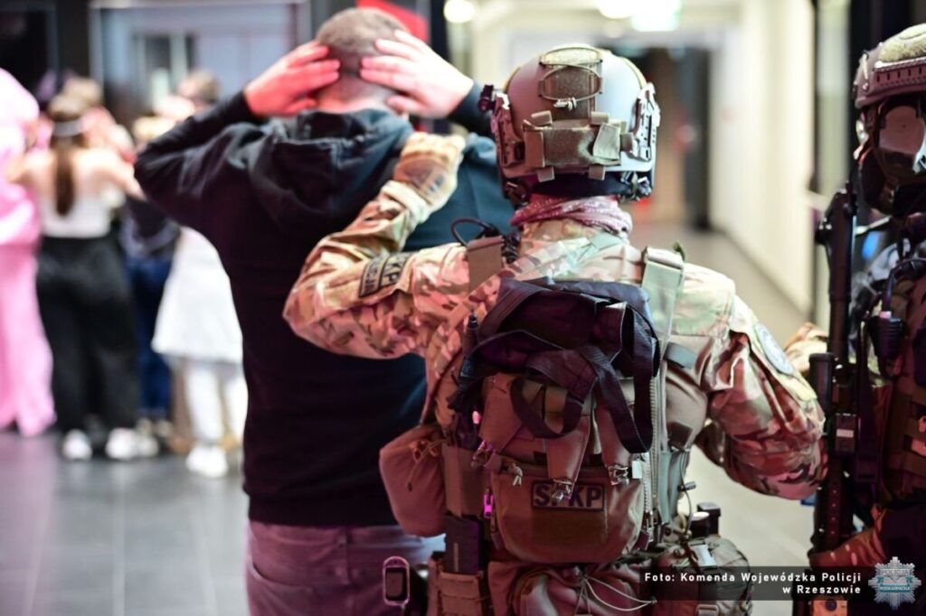 Ćwiczenia kontrterrorystów w Millenium Hall