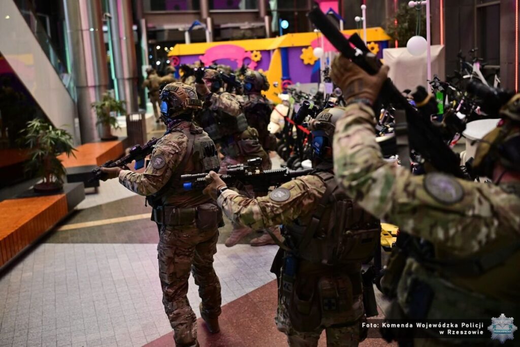 Ćwiczenia kontrterrorystów w Millenium Hall