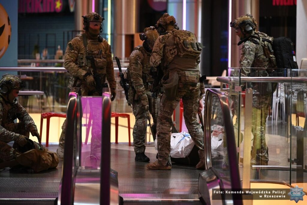 Ćwiczenia kontrterrorystów w Millenium Hall