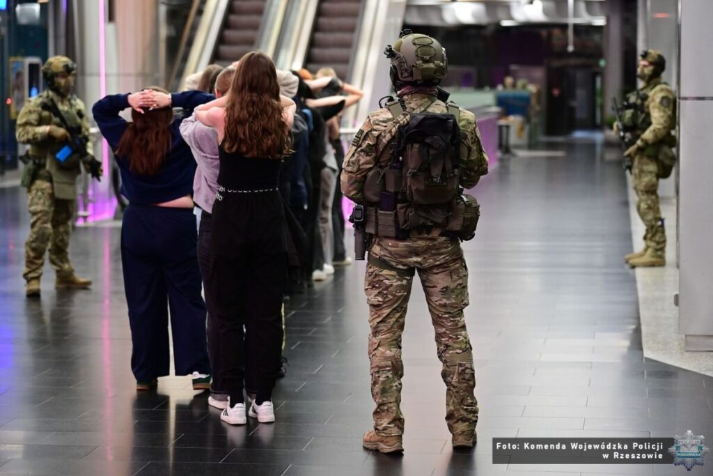 Ćwiczenia kontrterrorystów w Millenium Hall