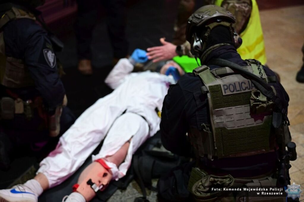 Ćwiczenia kontrterrorystów w Millenium Hall