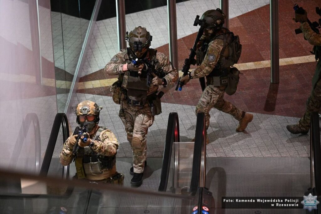 Ćwiczenia kontrterrorystów w Millenium Hall