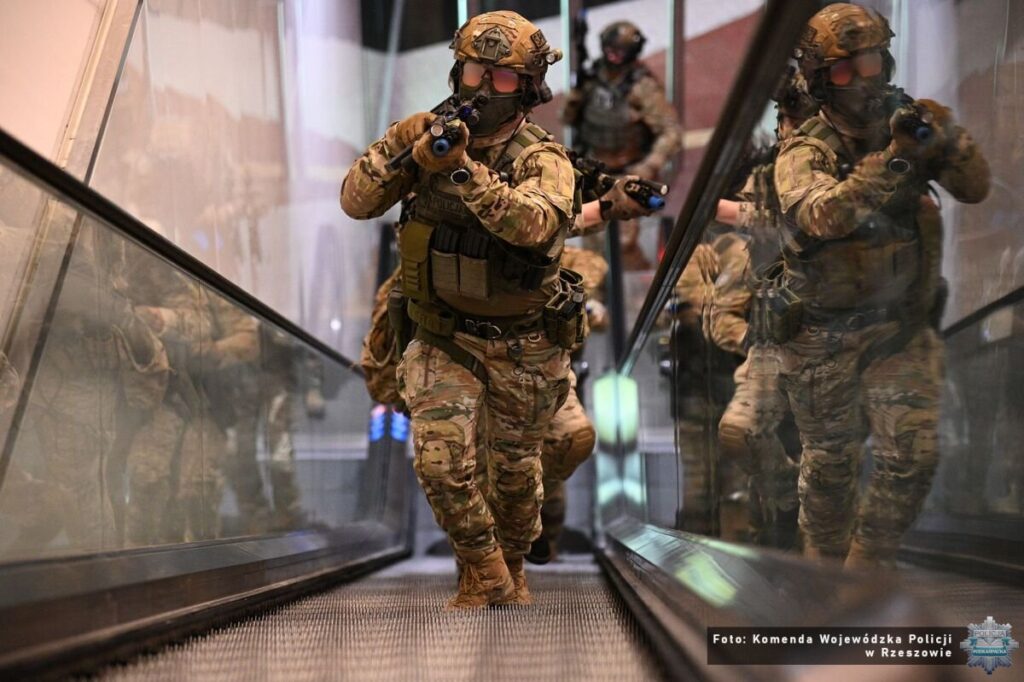 Ćwiczenia kontrterrorystów w Millenium Hall