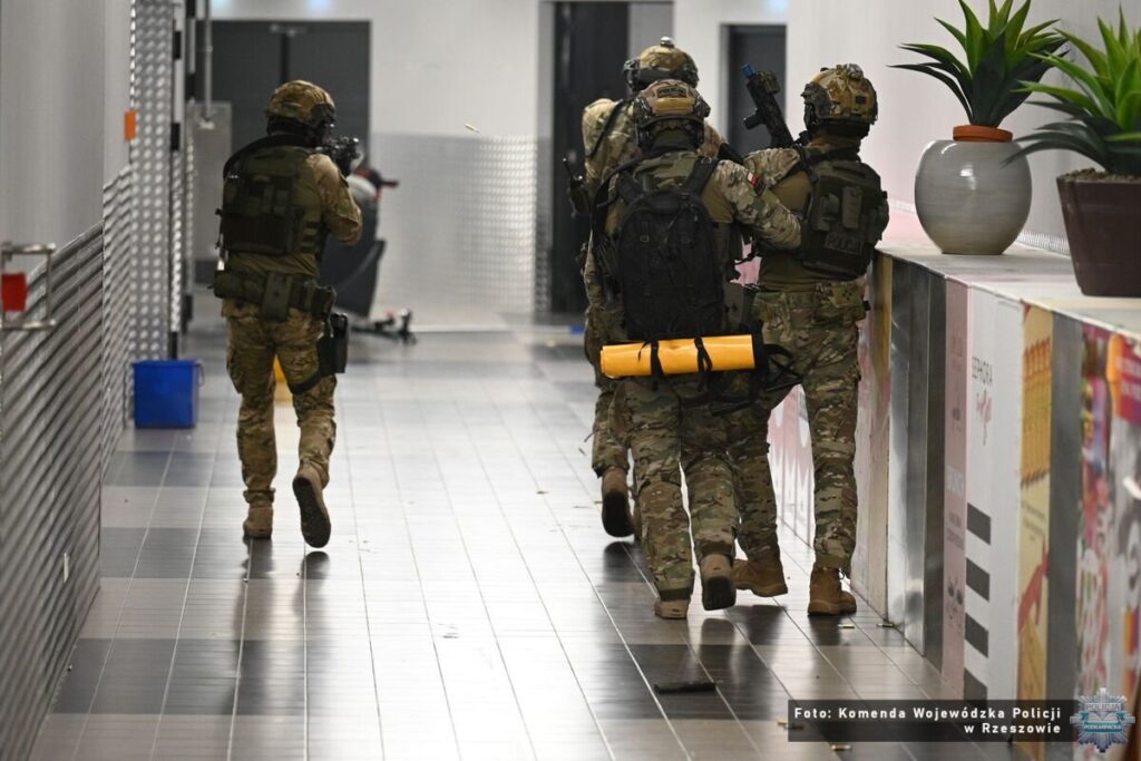 Ćwiczenia kontrterrorystów w Millenium Hall
