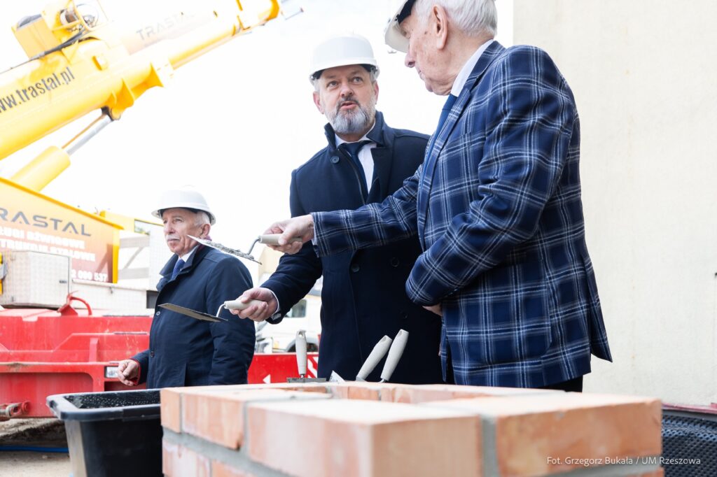 pełnomocnik Urbanik i były prezydent Janowski wmurowują kamień węgielny pod rozbudowę 0 LO