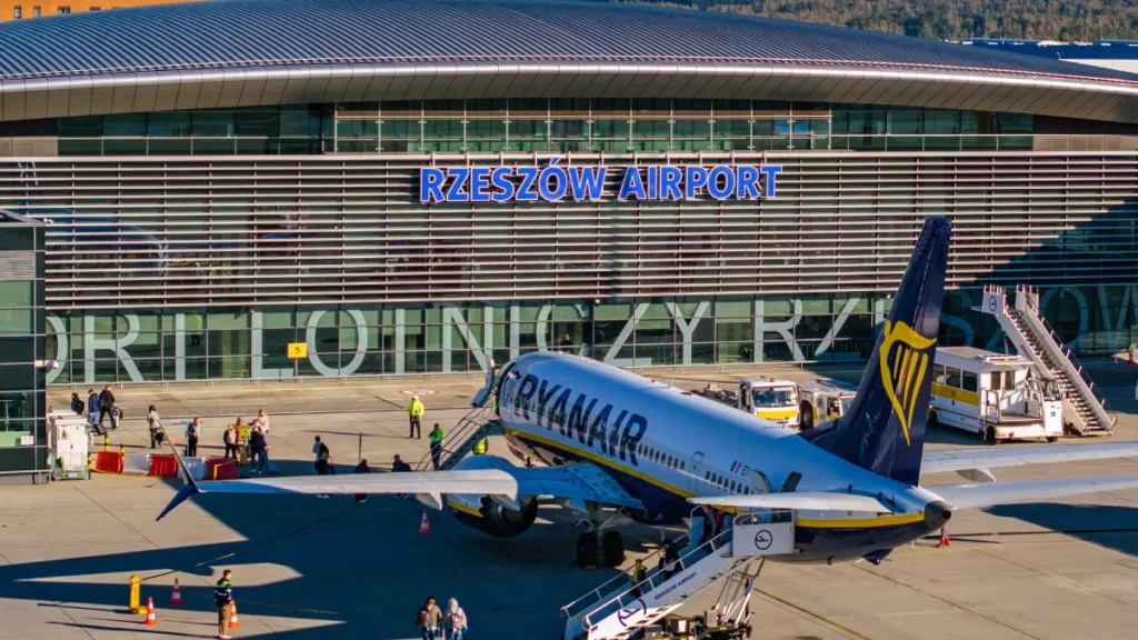samolot na lotnisku w Jasionce