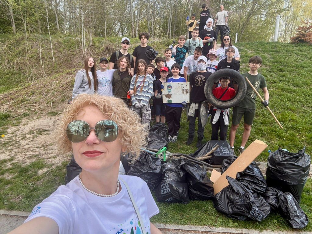 wolontariusze sprzątający brzegi Wisłoka