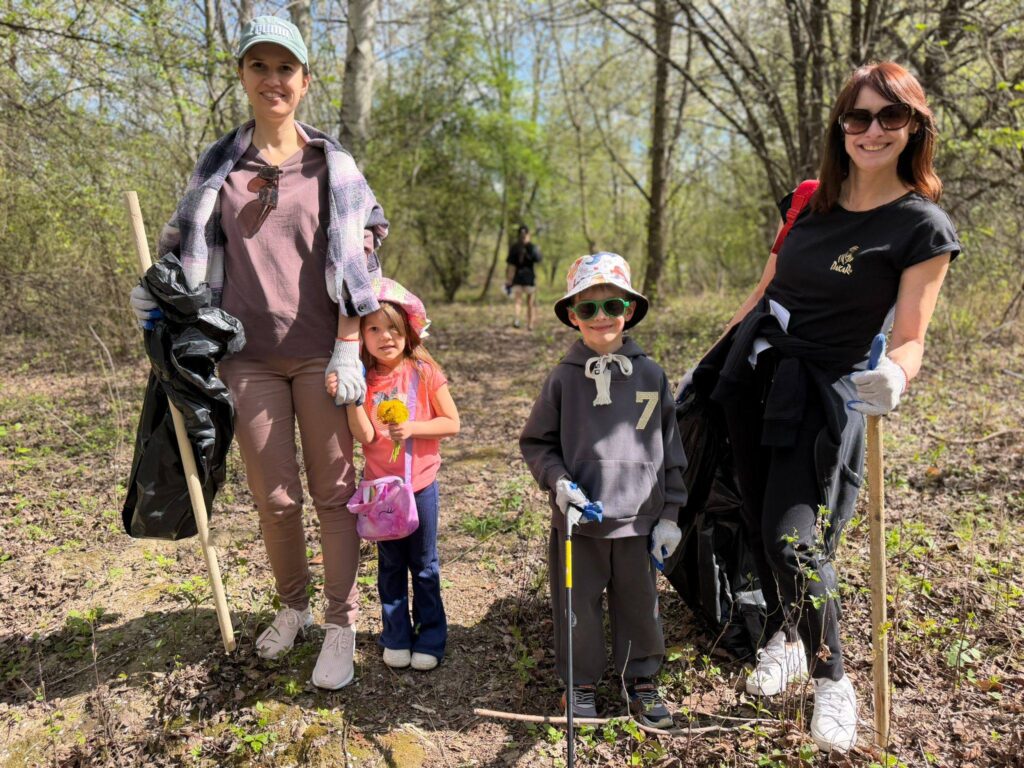wolontariusze sprzątają brzegi Wisłoka