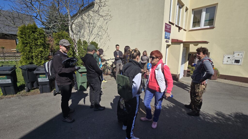 wolontariusze pod domem kultury