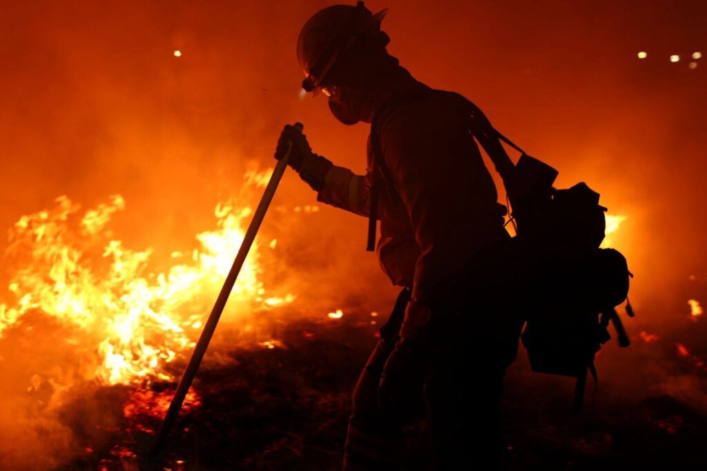 strażak gasi pożar nocą