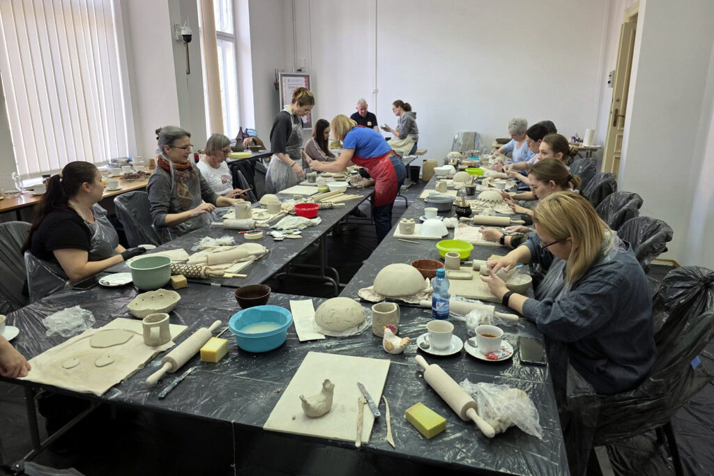 Warsztaty garncarskie w rzeszowskiej bibliotece