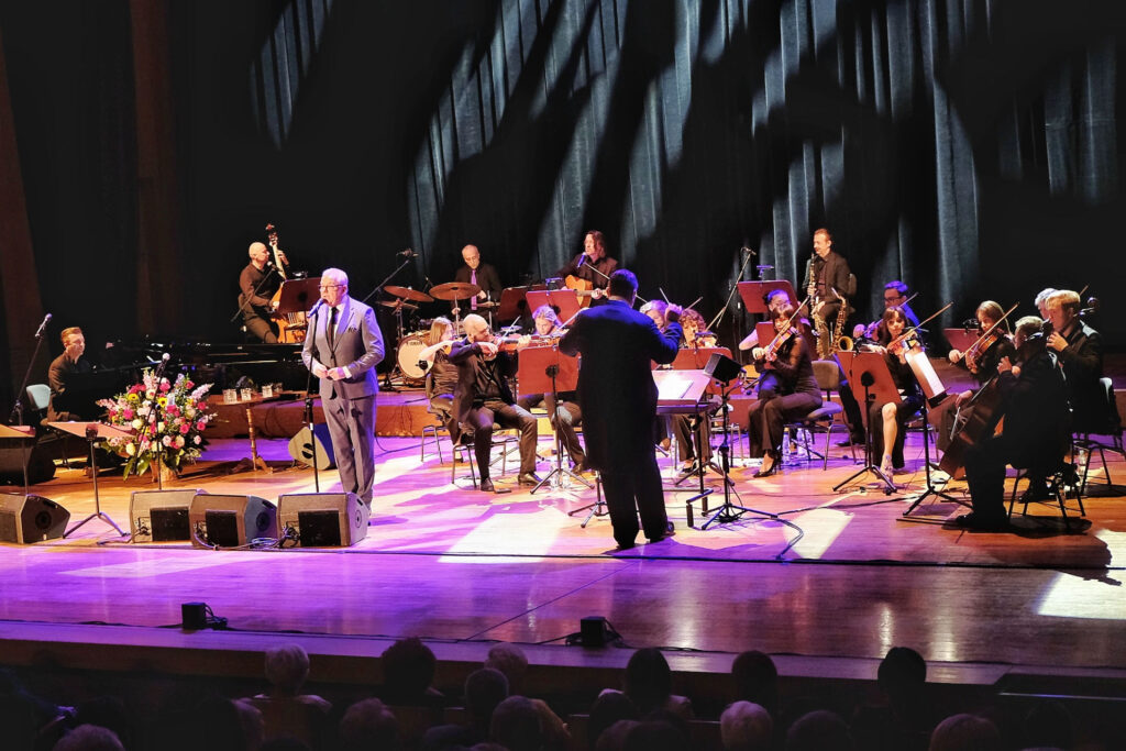 Artur Andrus, goscie i orkiestra smyczkowa