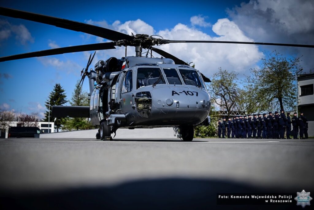 Policyjny helikopter black hawk