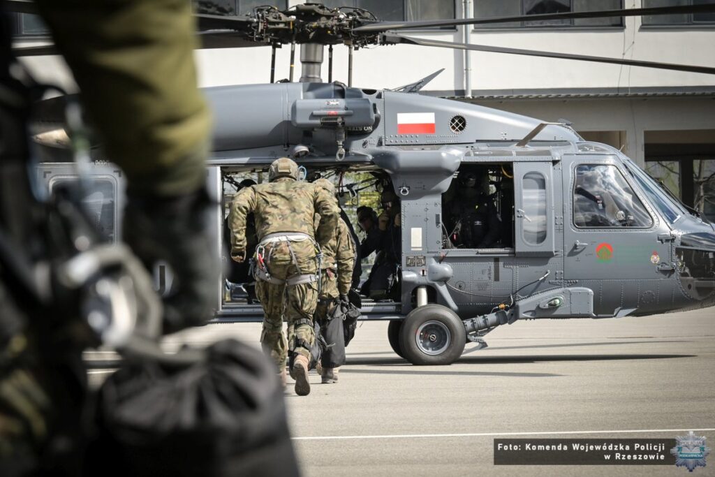 Policyjny helikopter black hawk