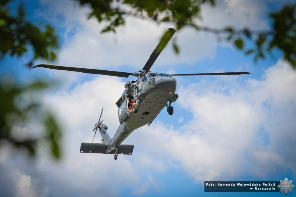 Policyjny helikopter black hawk