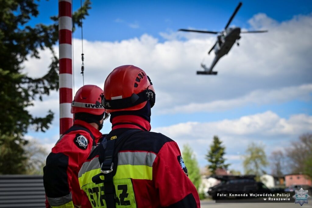 Strażacy i black hawk