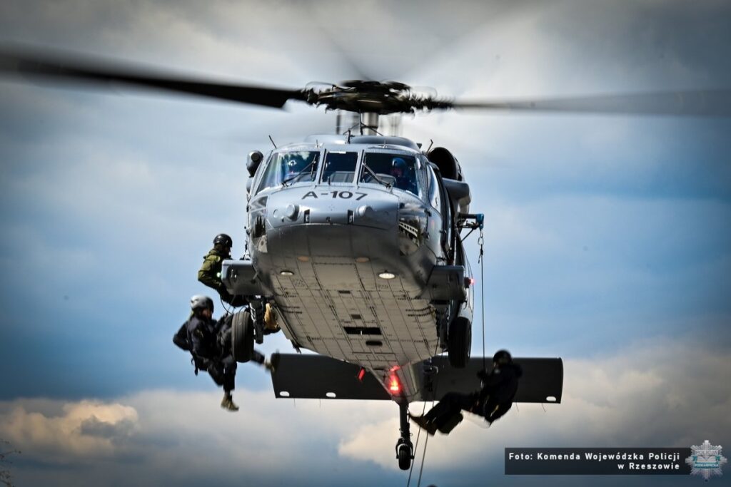 Policyjny helikopter black hawk