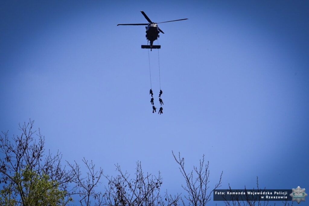 Policjanci i black hawk w akcji