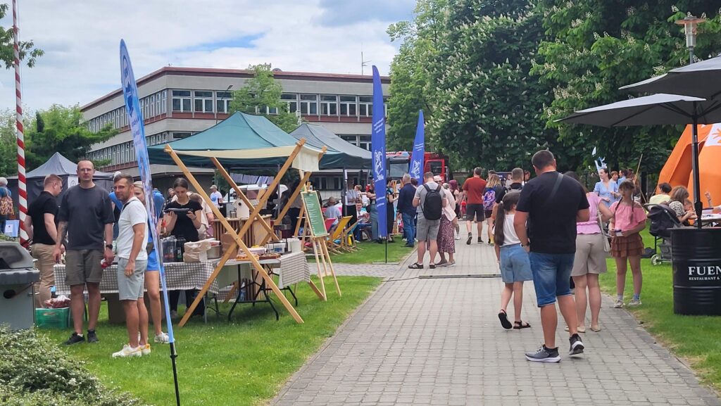 impreza obok fontanny multimedialnej w Rzszowie