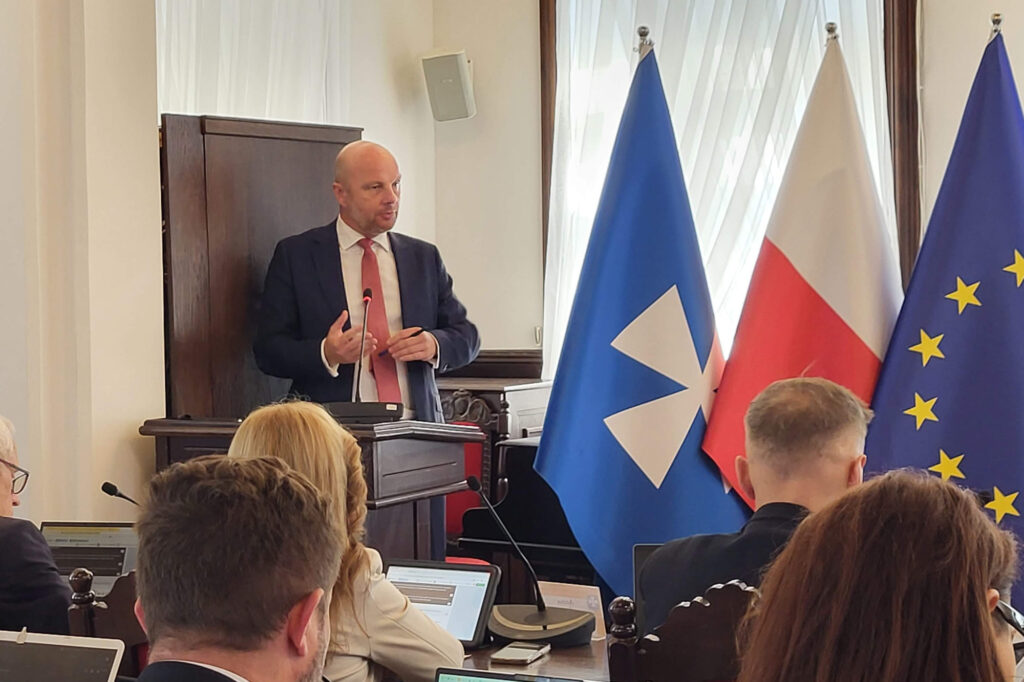 Konrad Fijołek na sesji rady miasta