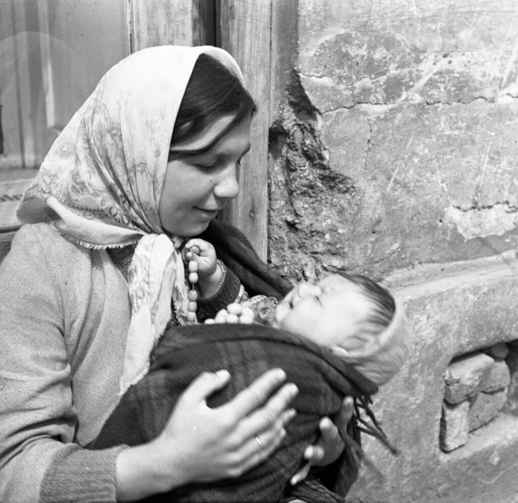 Dziecko i mama w PRL