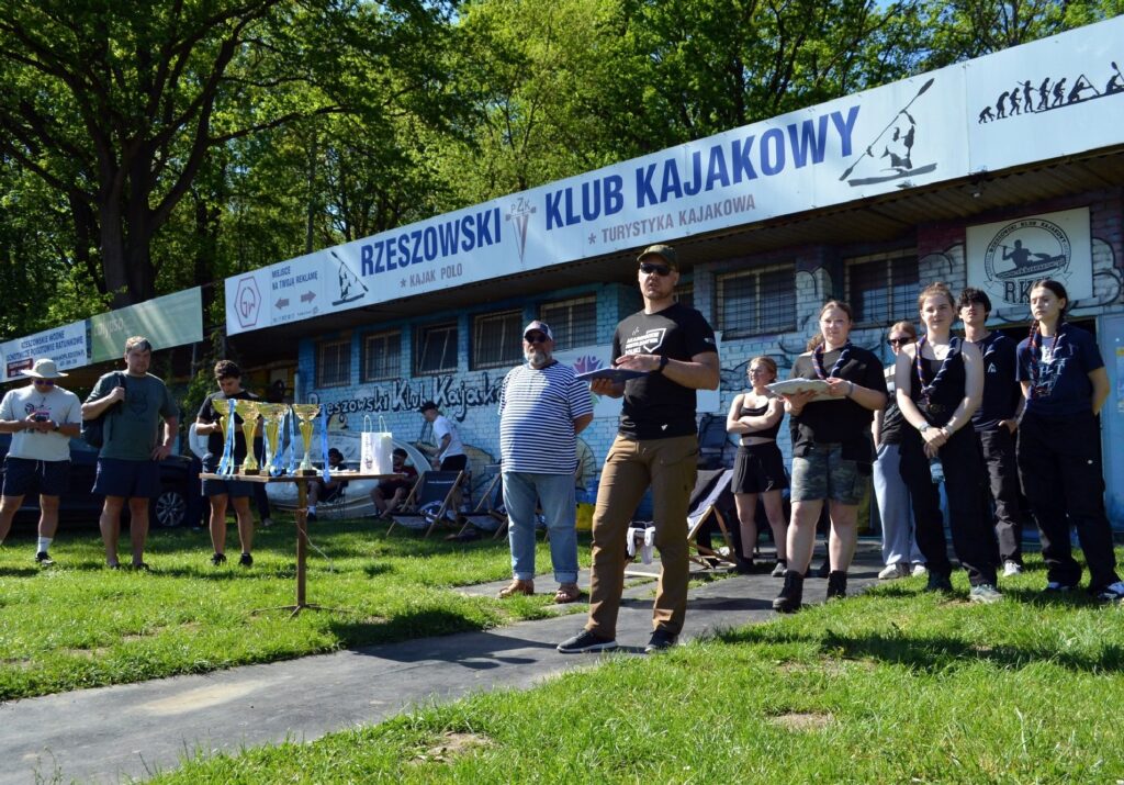 kibice zawodów kajakarskich