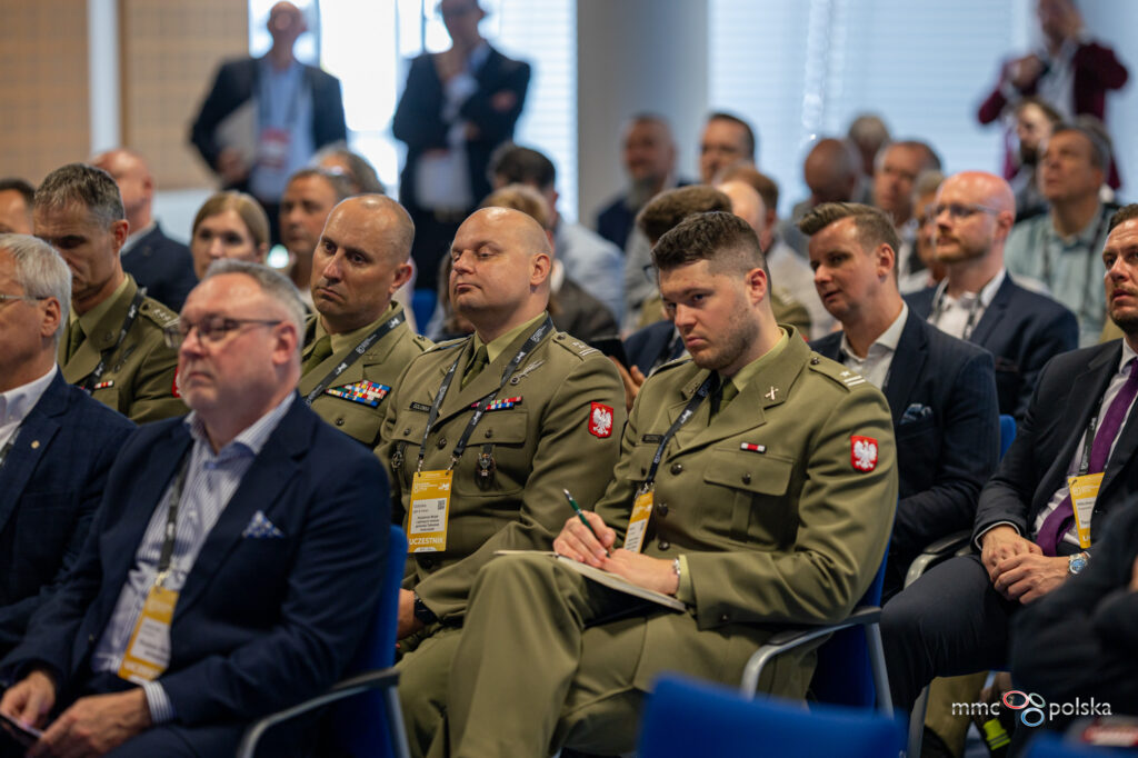żółnierze uczestniczący w panelu dyskuzyjnym