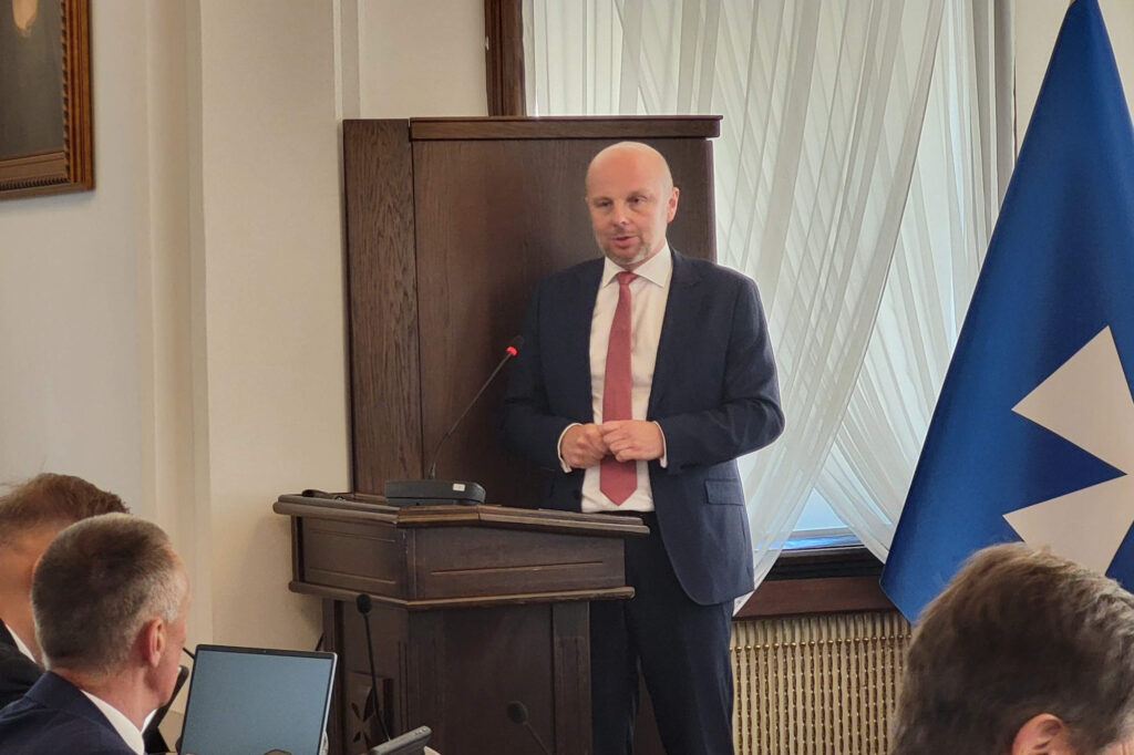 Konrad Fijołek na sesji