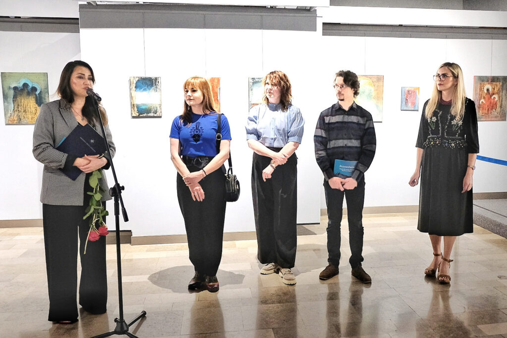Katarzyna Pawlak, dyrektorka Wydziału Kultury i Dziedzictwa Narodowego Urzędu Miasta Rzeszowa, autorki wystawy Barbara Hubert i Marta Krynicka-Orzech, kurator Andrzej Żygadło i Anna Barnat, autorka katalogu wystawy. | Fot. Wit Hadło