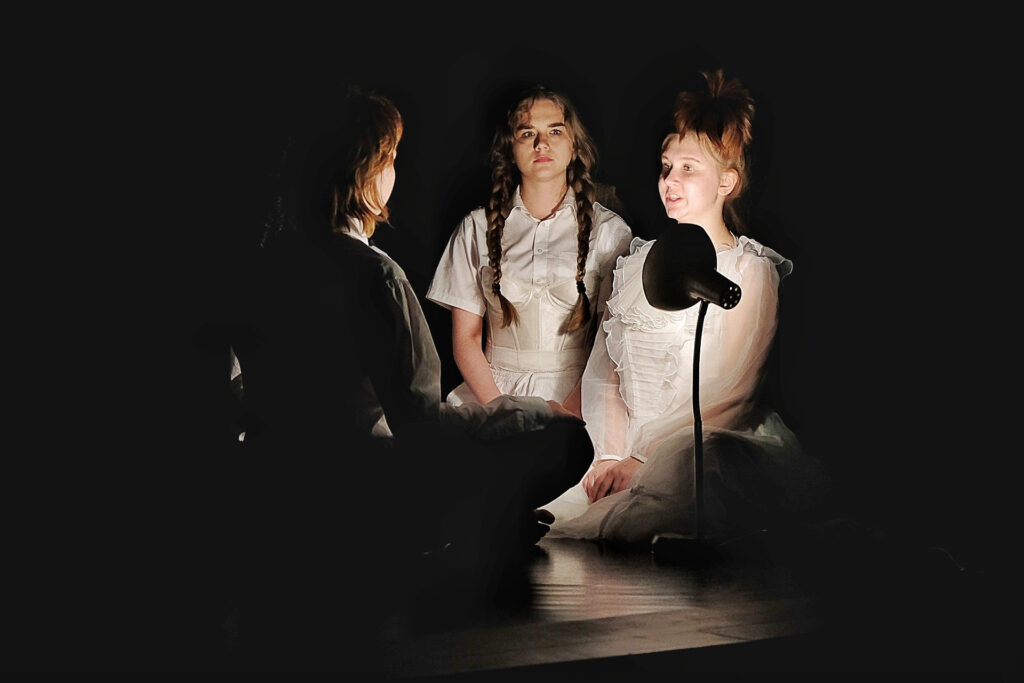 Teatr Młode Dzielne Kuropatwy - "Stoję na scenie"