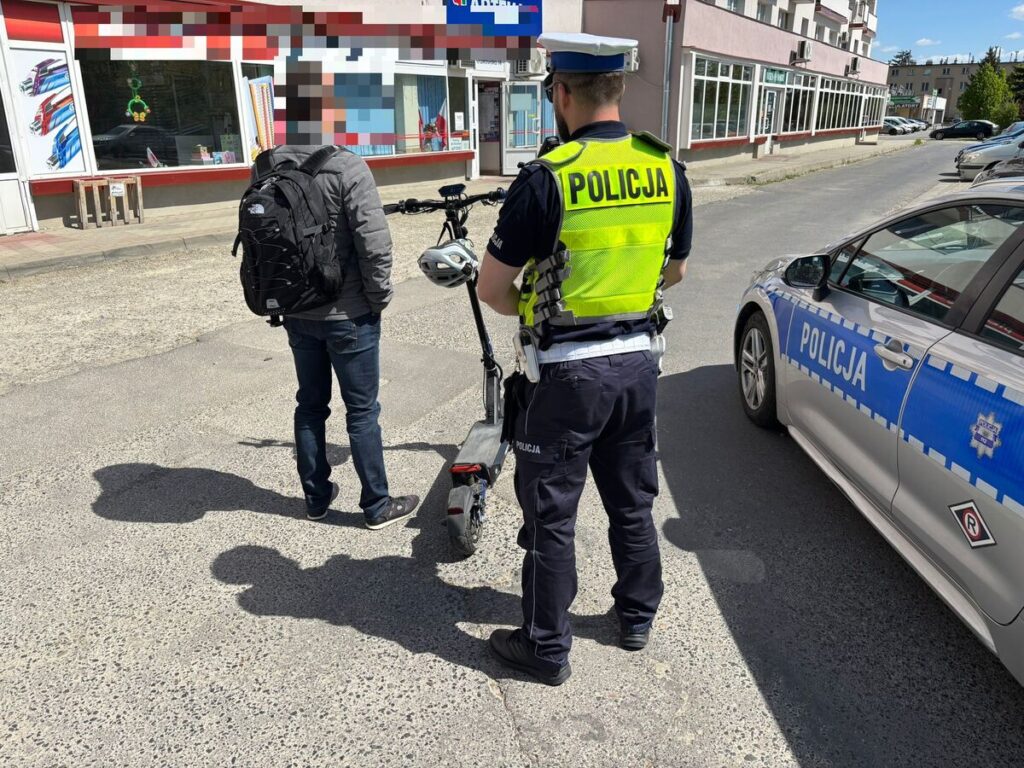 Policjant i hulajnoga elektryczna