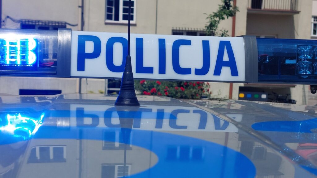 Policja, radiowóz, oszuści