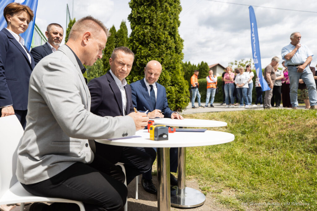 Umowa na budowę chodnika na Staromieściu