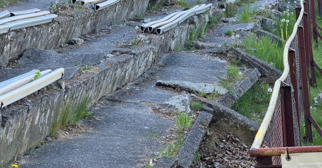 Zniszczone trybuny na stadionie w Przybyszówce