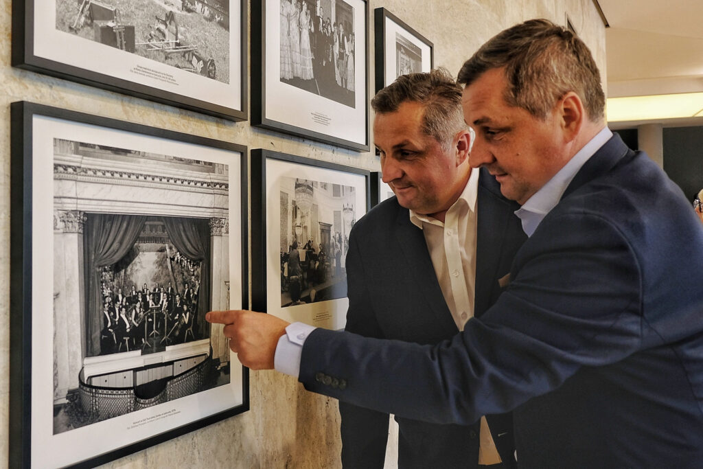 Witold i Robert Walawender na wystawie poświęconej festiwalowi w Łańcucie