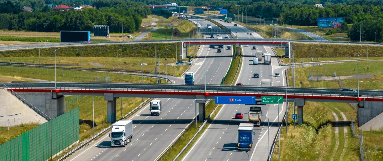 samochody jadące autostradą
