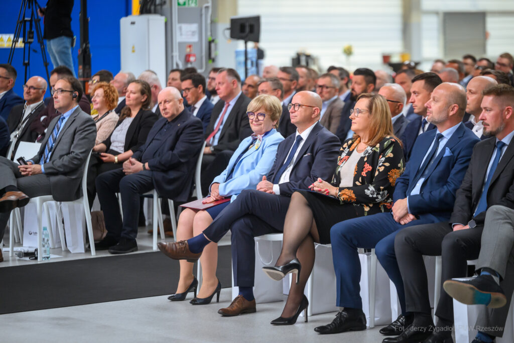 otwarcie rozbudowanego zakładu Collins