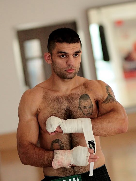 Bokser Dawid Kostecki cygan w trakcie treningu