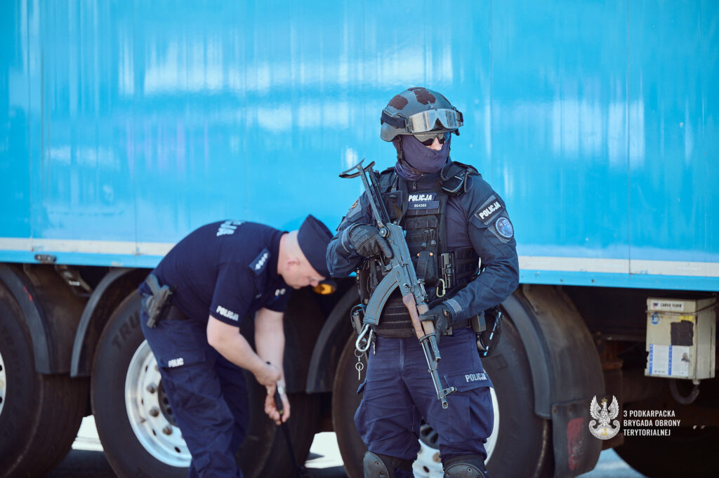 Policjanci szukają ładunków wybuchowych