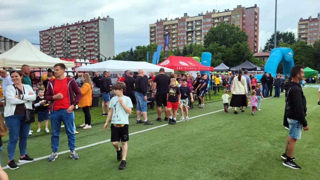 stoiska i uczestnicy imprezy